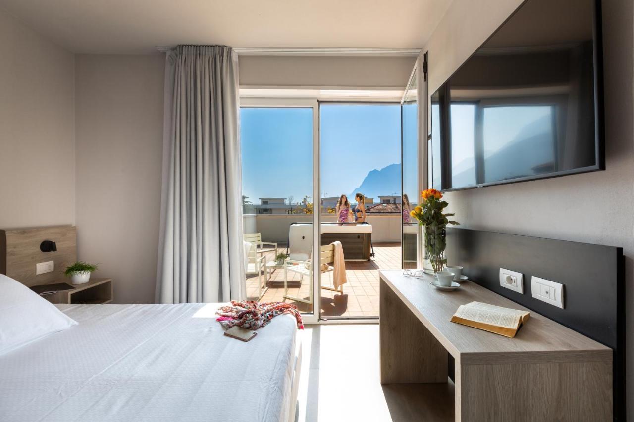 โกติ โฮเต็ล Hotel Torbole Sul Garda ภายนอก รูปภาพ